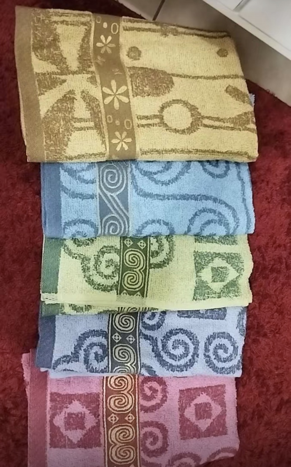 Kit de toalhas Belora com estampa geométrica em amarelo, azul, verde e lilás