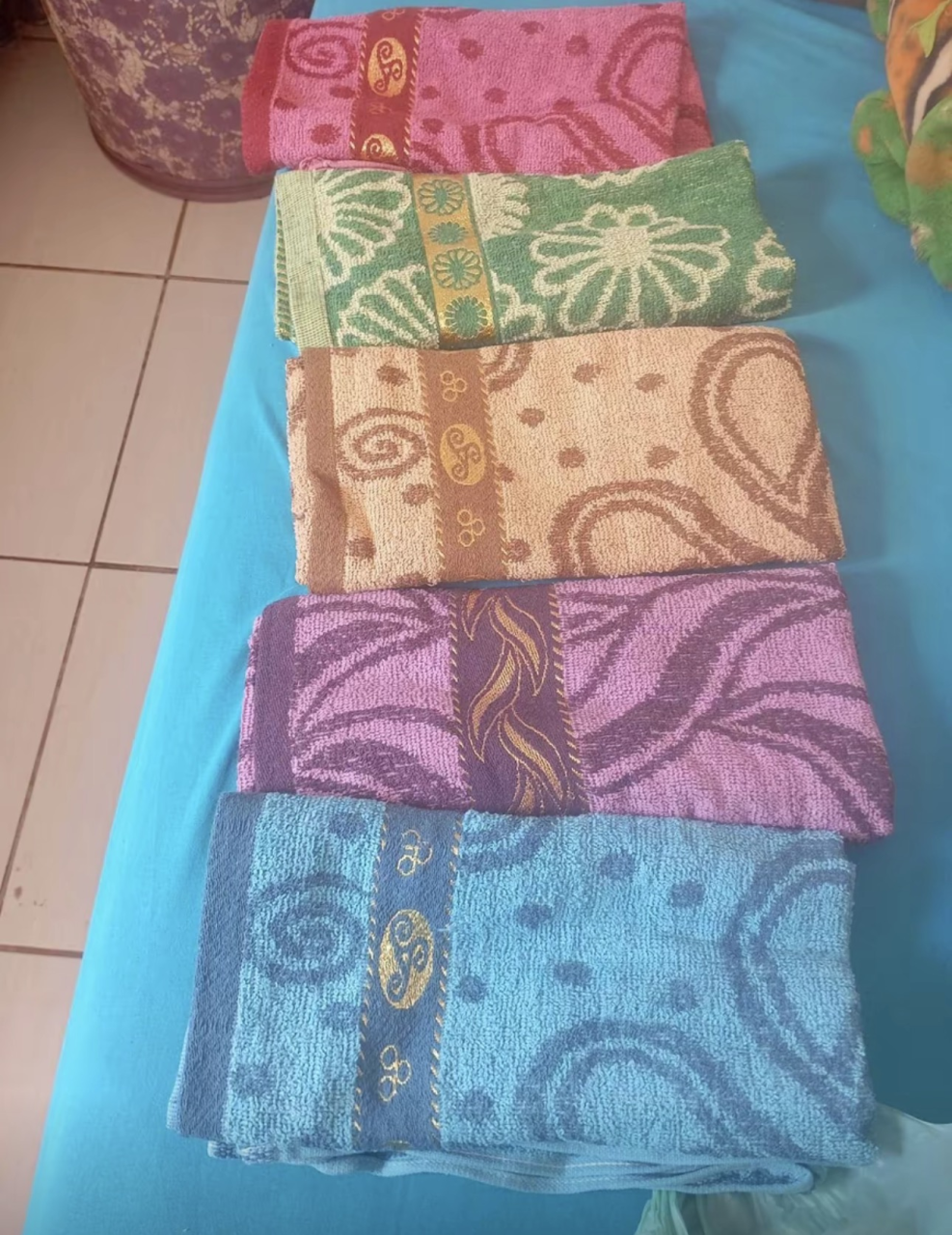 Kit de 5 toalhas Belora em rosa, verde, bege, roxo e azul recebido por cliente