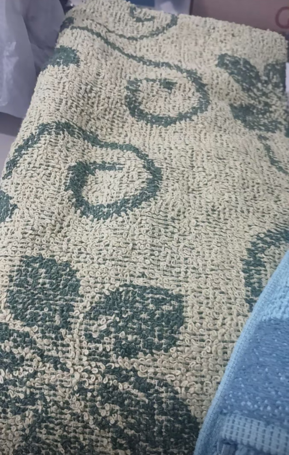 Detalhe do tecido felpudo e macio da toalha Belora